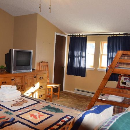 Claim Jumper Townhouse 16 - On The River - Across From The Fishing Ponds - In Town - Near The Ski Area - Fireplace - Wifi - Sate Red River Exterior photo