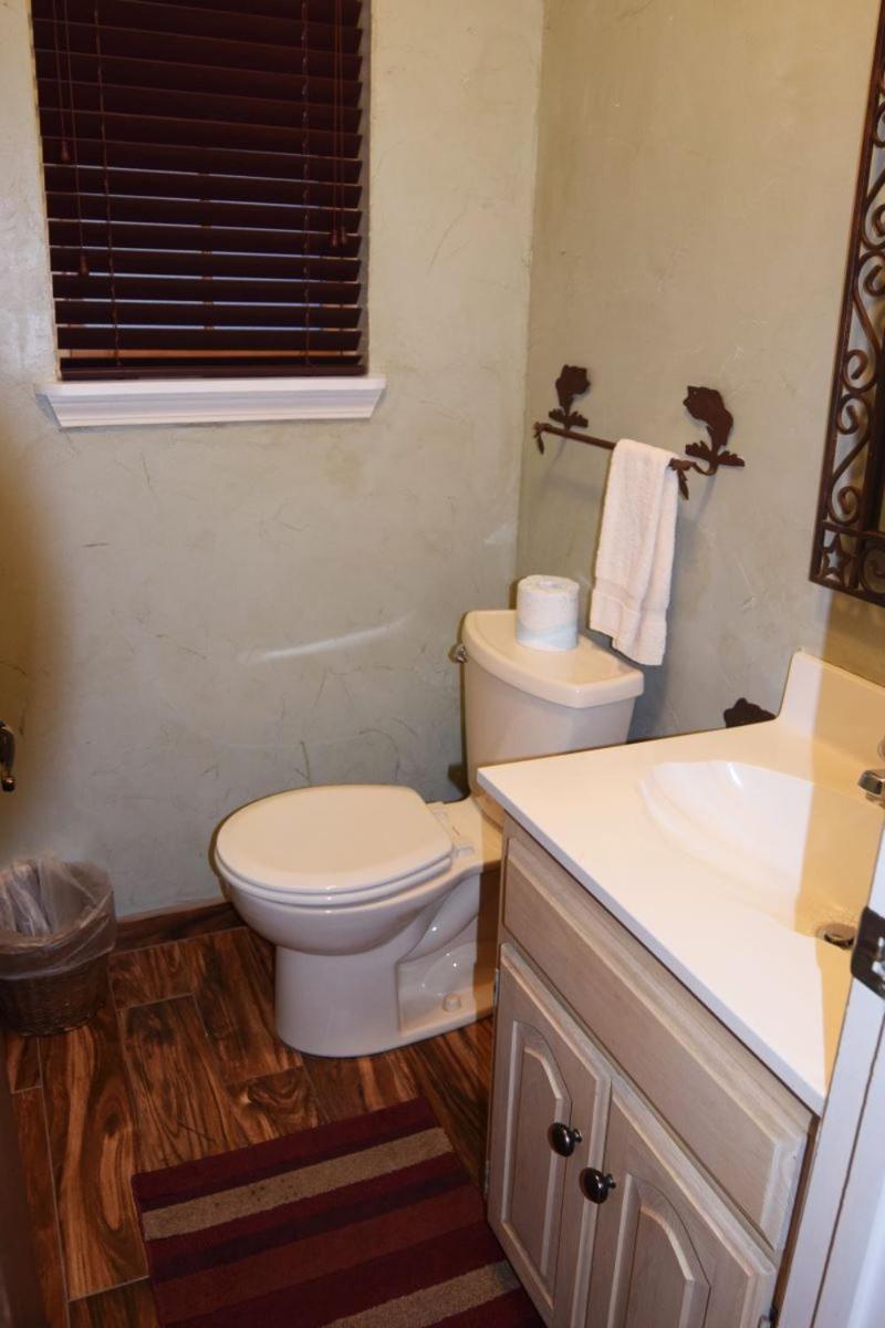 Claim Jumper Townhouse 16 - On The River - Across From The Fishing Ponds - In Town - Near The Ski Area - Fireplace - Wifi - Sate Red River Exterior photo