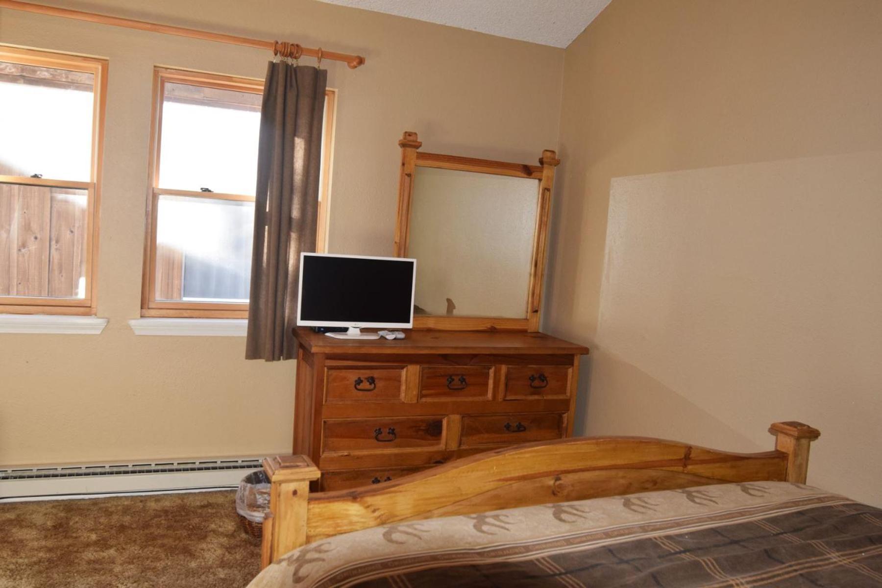 Claim Jumper Townhouse 16 - On The River - Across From The Fishing Ponds - In Town - Near The Ski Area - Fireplace - Wifi - Sate Red River Exterior photo